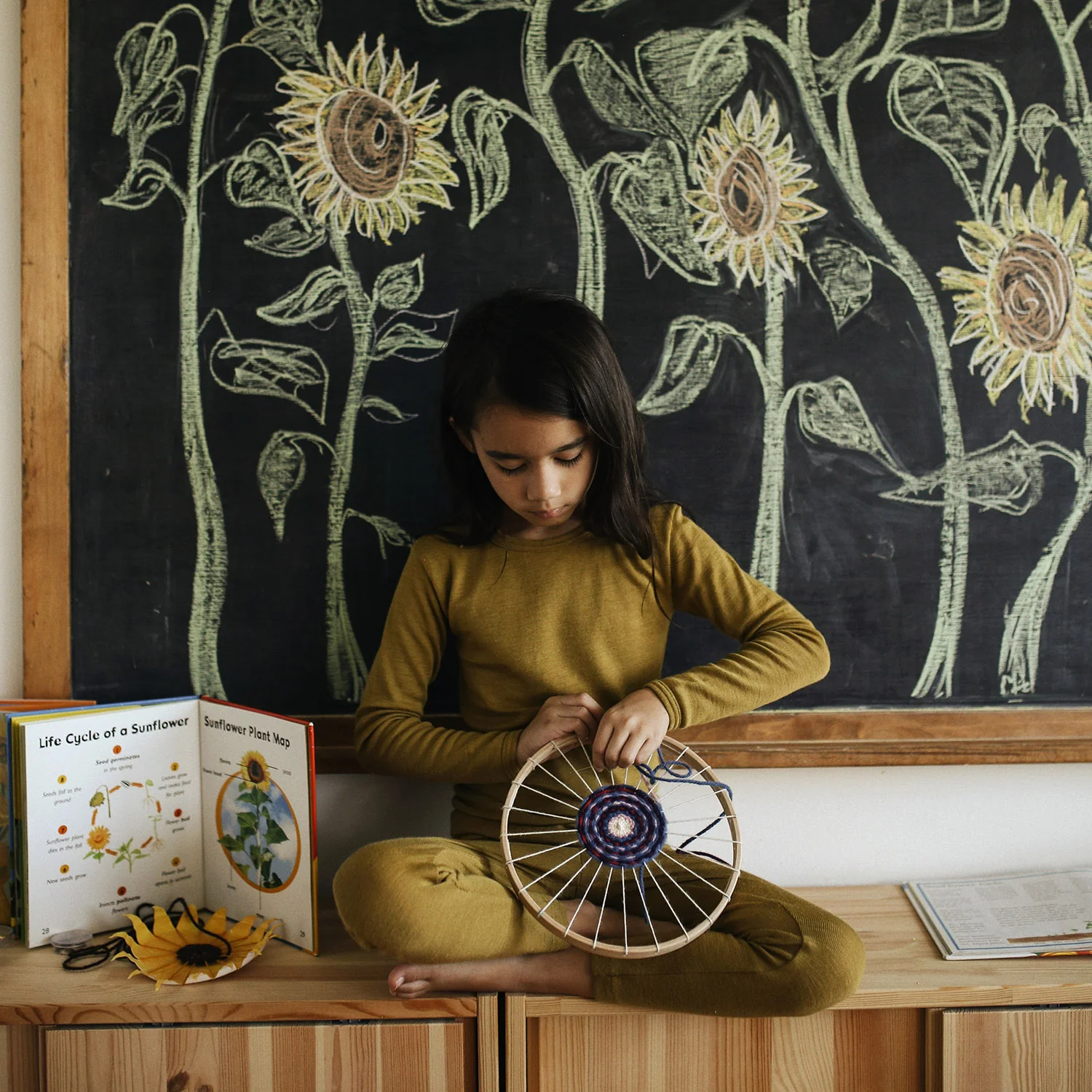 Round Weaving Frame With Wool - Image 3