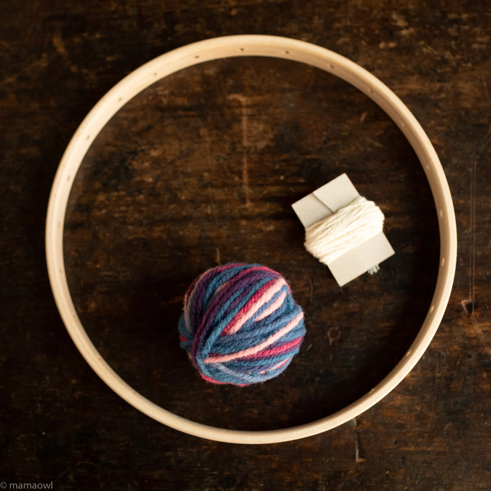 Round Weaving Frame With Wool - Image 4