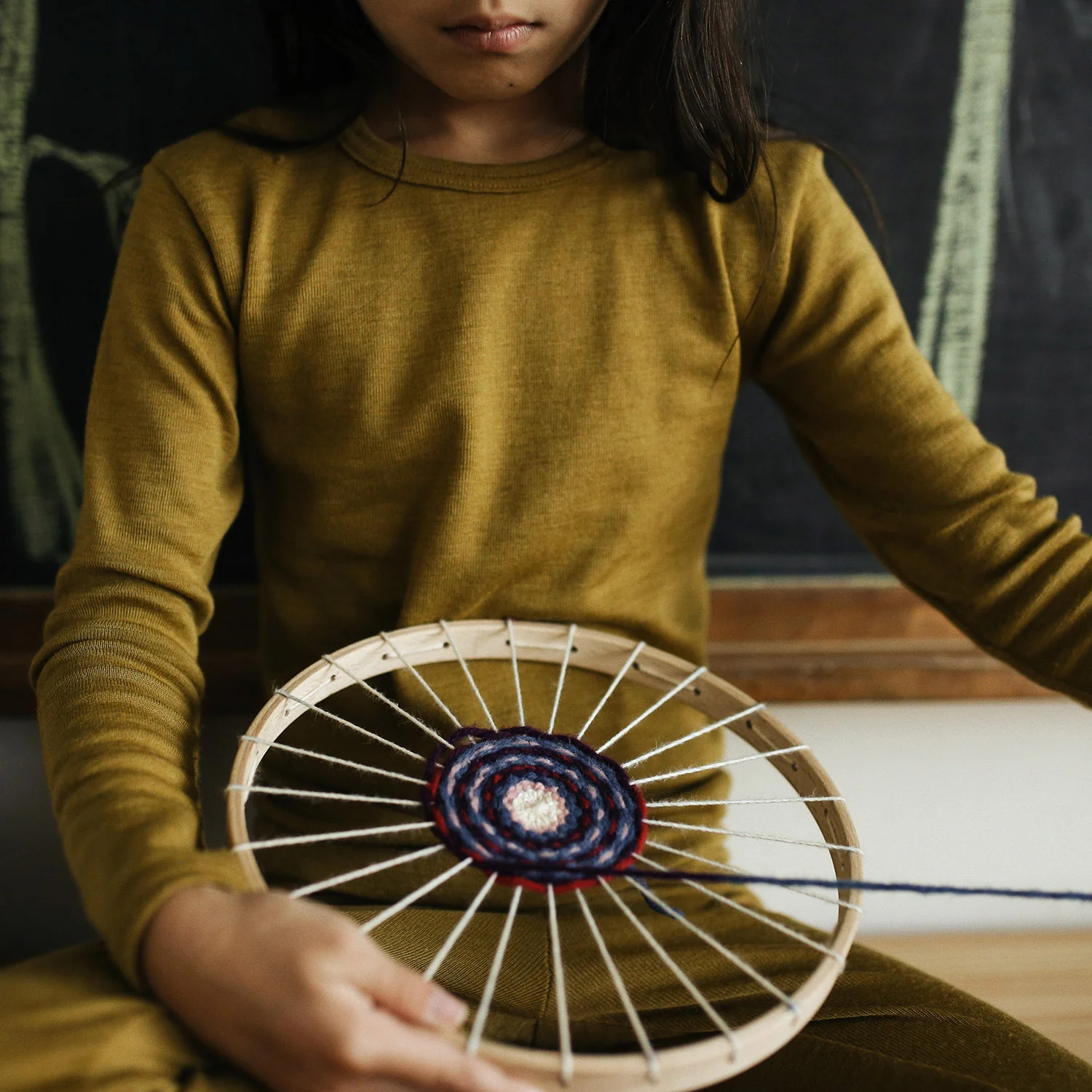 Round Weaving Frame With Wool - Image 5