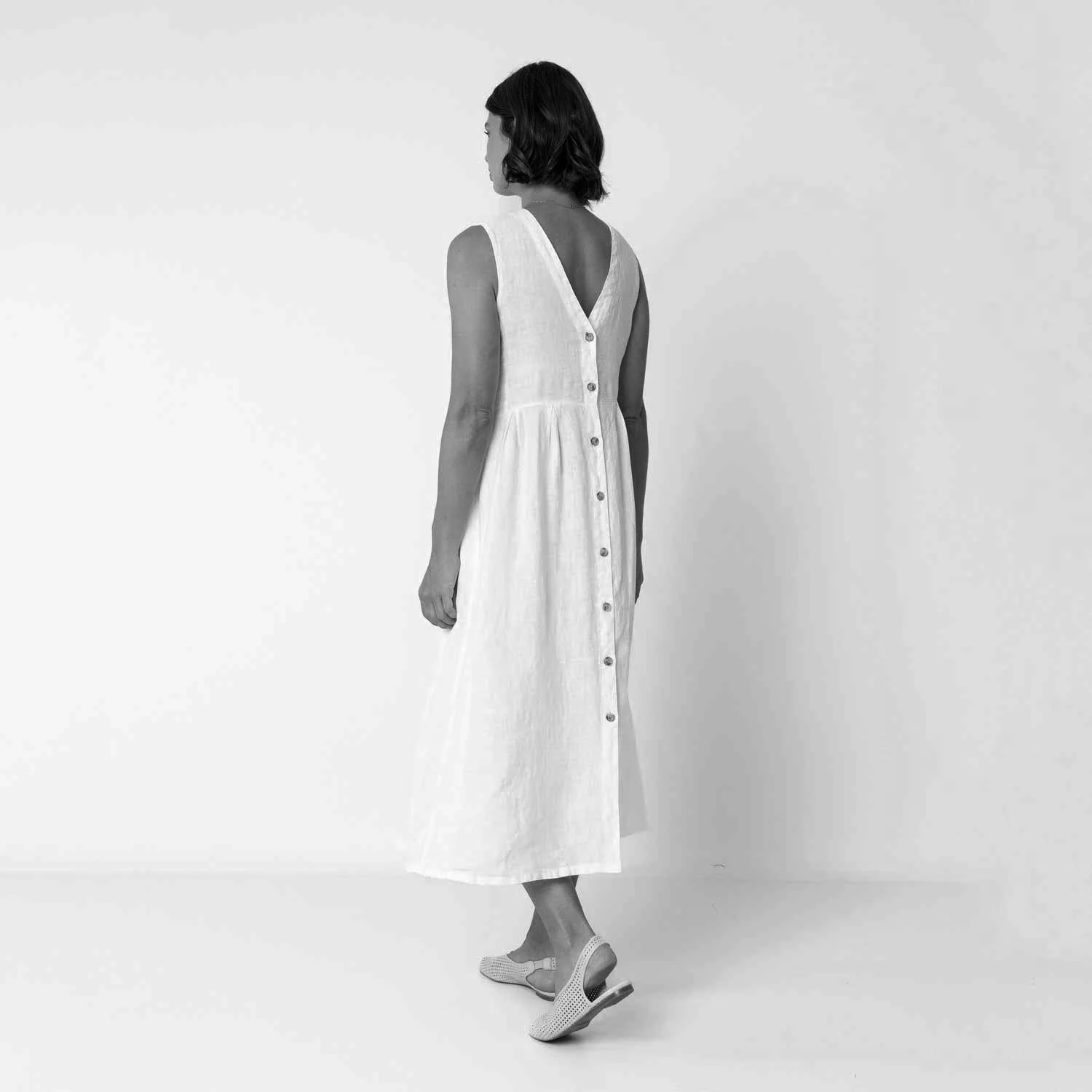 Women's Linen Reversible Button Dress - Carbon - Image 4