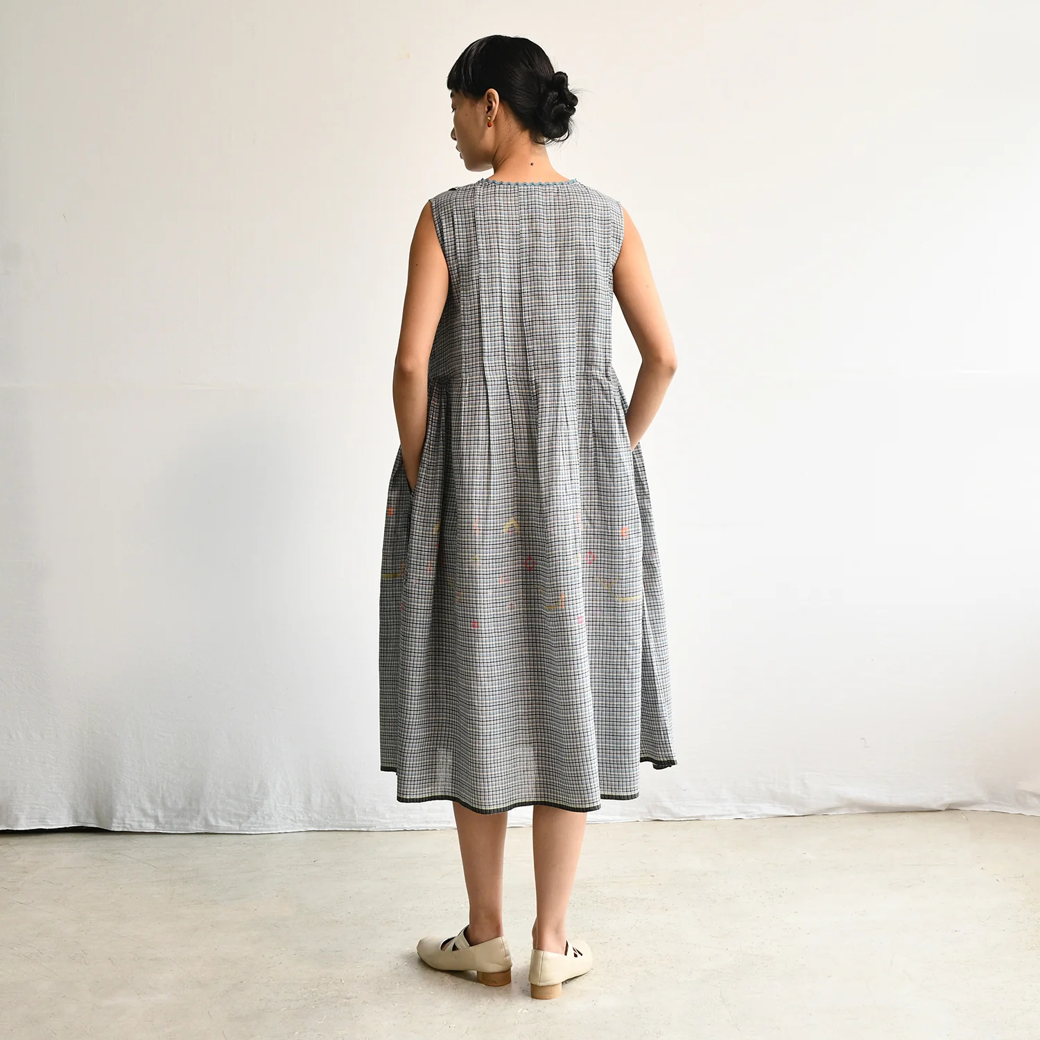 Women's Handloomed Cotton Nori Dress - Sepia Check - Image 12