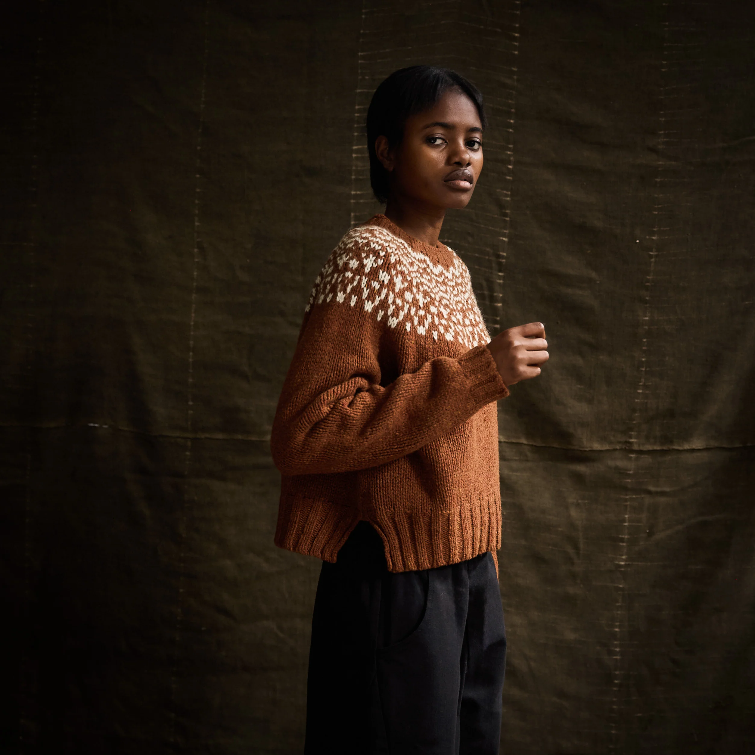 Cropped Isle Women's Sweater - Donegal Wool - Cinnamon - Image 3